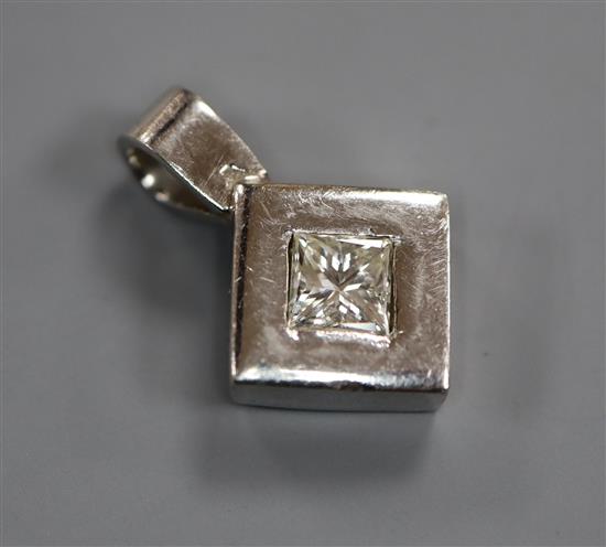 A plat and princess cut solitaire diamond set pendant, overall 17mm.